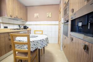 a kitchen with a table and chairs in a room at Chalet Torredembarra Aire Acondicionado zona muy Tranquila in Torredembarra