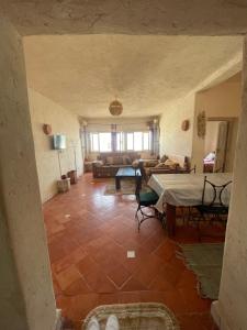 索维拉شقة امام البحر دات اطلالة جميلة的配有沙发和桌子的大客厅