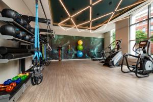 una sala de fitness con un gimnasio con máquinas de ejercicio en Prime Metro Proximity - Condo at Clarendon, en Arlington