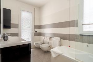 Koupelna v ubytování Dalmine Luxury Suite + 14 fotografií