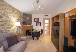 a living room with a couch and a dining room at Chalet Torredembarra Aire Acondicionado zona muy Tranquila in Torredembarra