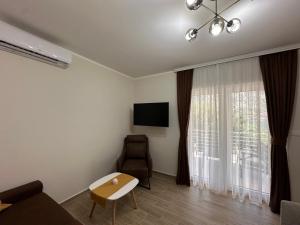 ムオにあるLuxury Kotor bay view Apartmentのリビングルーム(ソファ、椅子、窓付)