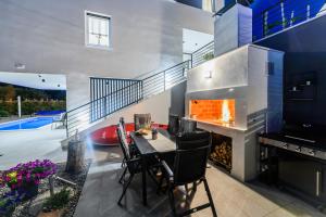 Kuchyň nebo kuchyňský kout v ubytování Luxury apartment Barka in Villa with heated pool