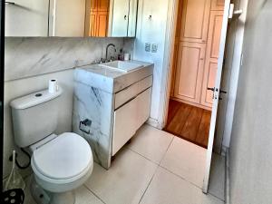 Ένα μπάνιο στο Flat bem localizado, espaçoso e infraestrutura completa +9 φωτογραφίες