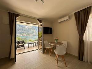 TV a/nebo společenská místnost v ubytování Luxury Kotor bay view studio