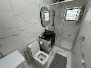 Koupelna v ubytování Luxury Kotor bay view studio