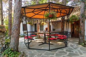 Patio nebo venkovní prostory v ubytování Apartman medju borovima