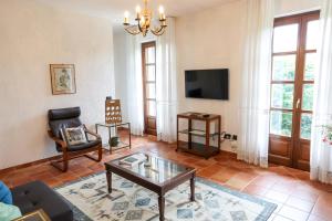 a living room with a couch and a coffee table at Casa immersa nella natura in CastellʼAlfero