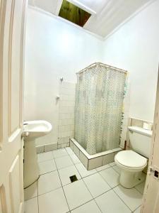 Koupelna v ubytování Hotel Dolegant + 37 fotografií