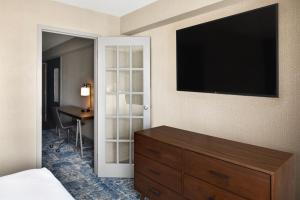 TV a/nebo společenská místnost v ubytování Four Points by Sheraton Edmonton South