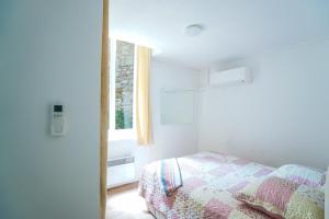 ナルボンヌにあるAppartement du Forum,La gare, 50 m2 , Climatisation, Garage, Courのベッドと窓のある寝室