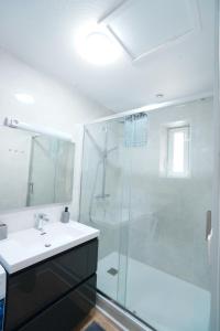 ナルボンヌにあるAppartement du Forum,La gare, 50 m2 , Climatisation, Garage, Courのガラスのシャワーと洗面台を備えたバスルーム +22枚の写真