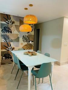 uma sala de jantar com mesa e cadeiras em Ap centro de Guarapari com as melhores vistas!!! em Guarapari