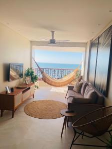 uma sala de estar com um sofá e uma rede de descanso em Ap centro de Guarapari com as melhores vistas!!! em Guarapari