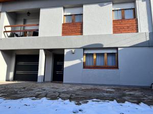 埃斯克尔El Balcón de Julia的一座建筑物前有雪