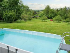 una piscina con vista su un cortile di Unique Retreat in Vejby - By Traum Ferienwohnungen a Vejby