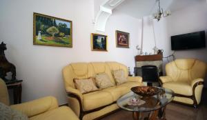 培拉特Villa Decolli的带沙发、椅子和桌子的客厅