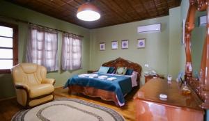 培拉特Villa Decolli的一间卧室，里面有一张床、一把椅子和一张桌子