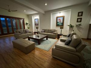 Afbeelding uit fotogalerij van 3-BR Murree Hills Hideaway with Scenic View in Murree