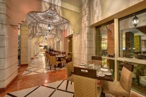 GhayathiにあるWestern Hotel - Ghayathiの建物内のテーブルと椅子のあるレストラン
