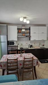 Η κουζίνα ή μικρή κουζίνα στο Charming cozy holliday house 2+2