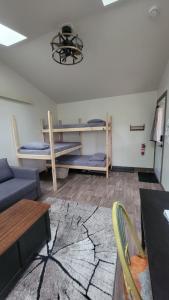 ein Wohnzimmer mit zwei Etagenbetten und einer Couch in der Unterkunft Aefintyr in Elba