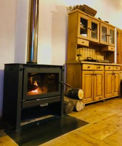 eine Küche mit einem Herd, in dem ein Feuer brennt in der Unterkunft Casa en Sierras de Córdoba, Villa la Bolsa. in La Bolsa