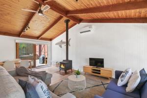 托基Sunset Sanctuary 500m to beach Pet Friendly的带沙发和壁炉的客厅 更多10张照片