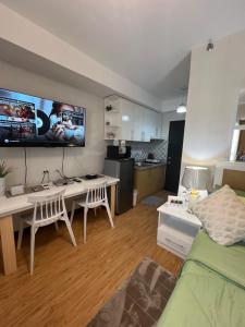 Nhà bếp/bếp nhỏ tại Fully Furnished Studio Condo with Amazing View