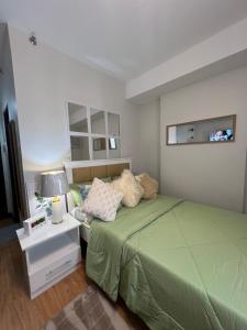 Giường trong phòng chung tại Fully Furnished Studio Condo with Amazing View