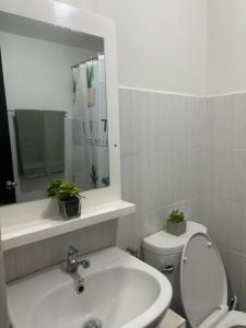 Phòng tắm tại Fully Furnished Studio Condo with Amazing View