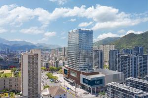 vista su una città con edifici e montagne di Four Points by Sheraton Linhai a Linhai