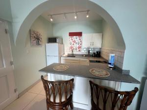 Dapur atau dapur kecil di Ocean breeze & views - studio