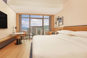 Letto o letti in una camera di Four Points by Sheraton Linhai
