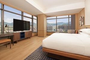 TV a/nebo společenská místnost v ubytování Four Points by Sheraton Linhai