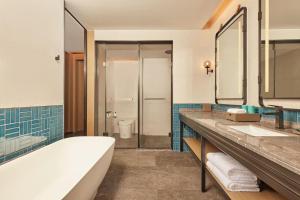 Koupelna v ubytování Four Points by Sheraton Linhai + 14 fotografií