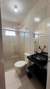 un baño con inodoro y lavabo en Casas Pé na Areia - Vista Mar, en Porto de Galinhas