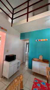 Una cocina con una pared azul y una mesa y sillas. en Casas Pé na Areia - Vista Mar, en Porto de Galinhas 25 fotos más