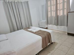 Un dormitorio con una cama con dos toallas encima. en Casas Pé na Areia - Vista Mar, en Porto de Galinhas