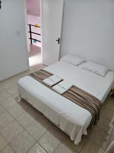 1 cama blanca grande en una habitación en Casas Pé na Areia - Vista Mar, en Porto de Galinhas