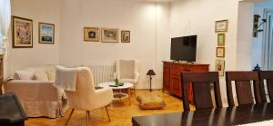 ein Wohnzimmer mit Sofa und Fernseher in der Unterkunft Promaja in Kaštela