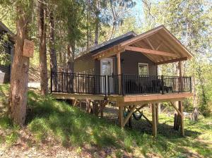 ein Baumhaus mit Terrasse im Wald in der Unterkunft Aefintyr in Elba