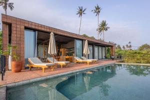 Bazén v ubytování Ultimate Beachfront Villa Cascade Balian nebo v jeho okolí