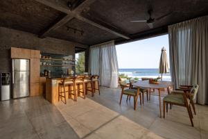 Kuchyň nebo kuchyňský kout v ubytování Ultimate Beachfront Villa Cascade Balian