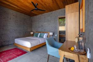 Postel nebo postele na pokoji v ubytování Ultimate Beachfront Villa Cascade Balian