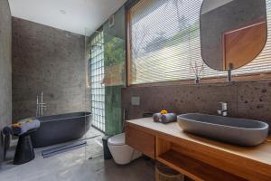 Koupelna v ubytování Ultimate Beachfront Villa Cascade Balian + 36 fotografií