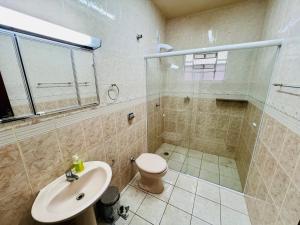 Ένα μπάνιο στο Casa Vintage 4 Quartos, Gramado frente e fundos , Roupas de cama completo , 5 Garagens +26 φωτογραφίες