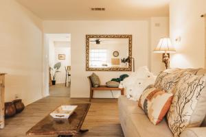 Foto da galeria de Wabi Sabi SoCo Retreat- Relax, Work and Soak in the Pool em Austin mais 25 fotos