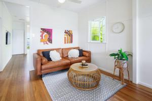 Una sala de estar con un sofá y una mesa de café. en Beach Bliss at Moffat Beach, en Caloundra 33 fotos más