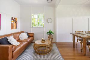 una sala de estar con un sofá y una mesa en Beach Bliss at Moffat Beach, en Caloundra